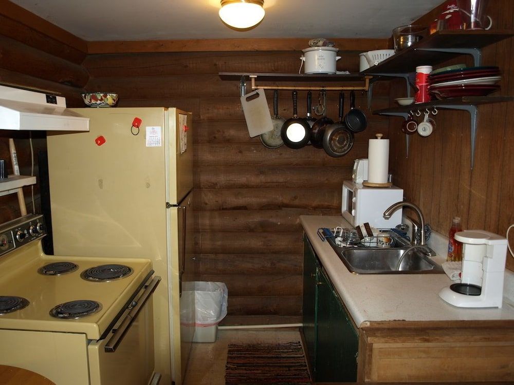 Brown Bear Saloon and Hotel - photo 4