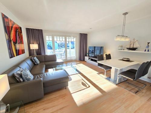 Dünenpark Binz Komfortplus Ferienwohnung mit 1 Schlafzimmer und Balkon im Obergeschoss 121 — 4-Star Luxury Hotel in Ostseebad Binz, Germany