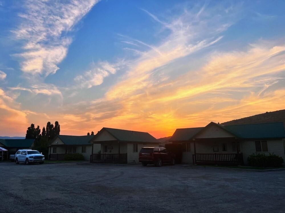 Sleepy J Cabins 5086951 — Irwin