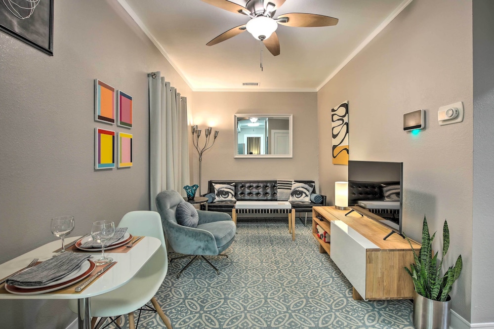4 Mi to Dtwn Dallas Gem with Furnished Patio — 4-Star Luxury Hotel in Dallas, United States