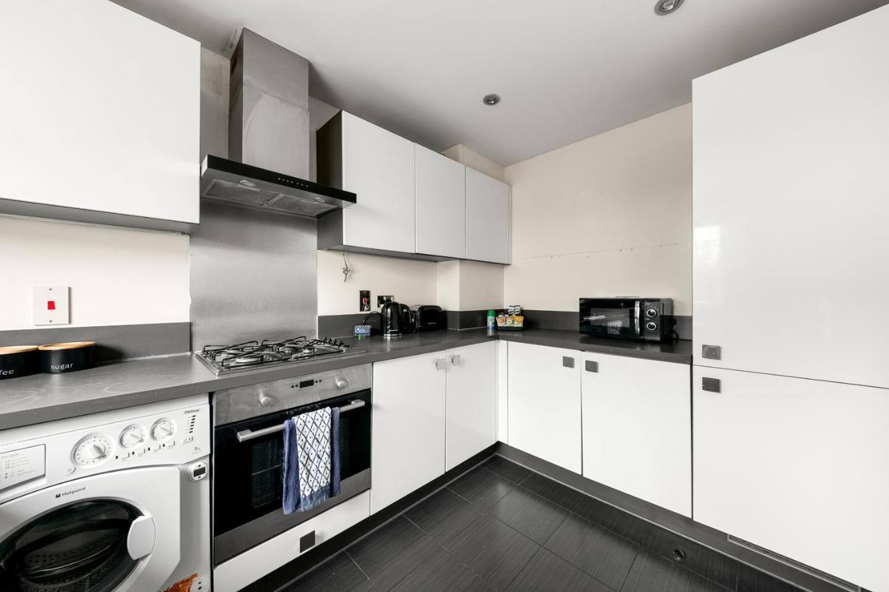 3Bed House in Reading by Cabralproperties Free parking contractors house