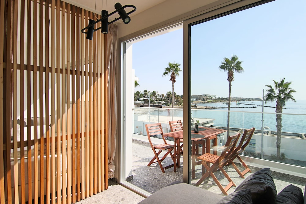 Phaedrus Living: Seaside Modern Flat Lighthouse 52