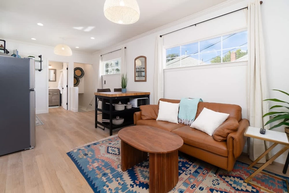 Modern 1 br Apartment Close to Downtown Vibes