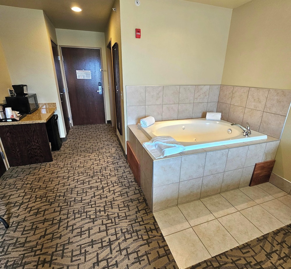 Cobblestone Inn & Suites Clintonville - photo 16