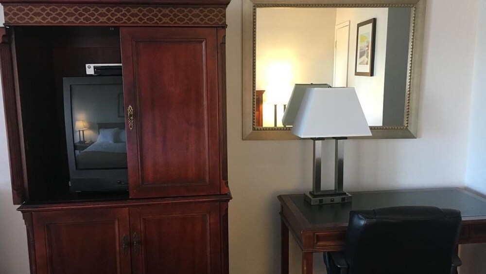 Majestic Inn - photo 10