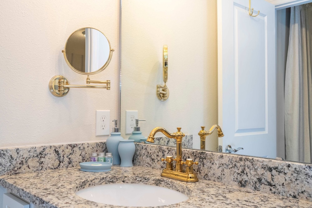 Amazing 5 Suite Home With Resort style Amenities - photo 54