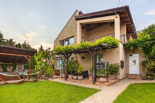 Adél Vendégház — 4-Star Luxury Hotel in Zamardi, Hungary