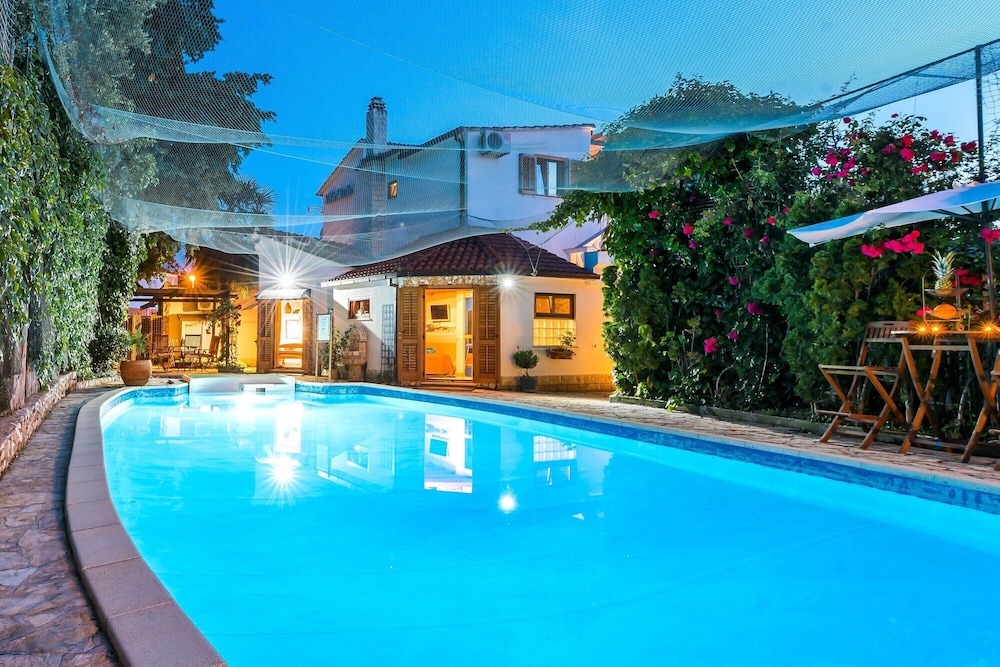Luxury Villa in Rogoznica with Pool — 4-Star Luxury Hotel in Rogoznica, Croatia
