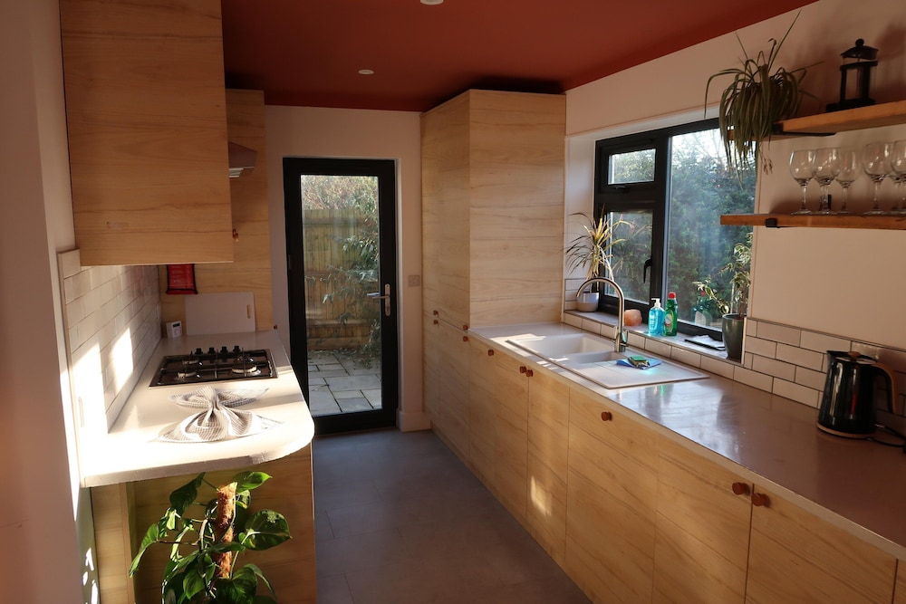 Lovable Lancing With Garden Parking - carbon neutral hotel in Lancing