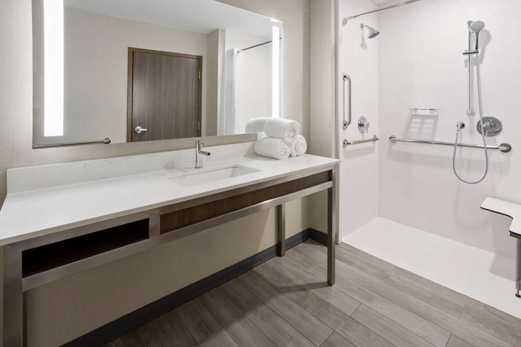 La Quinta Inn & Suites by Wyndham Locust Grove - photo 26