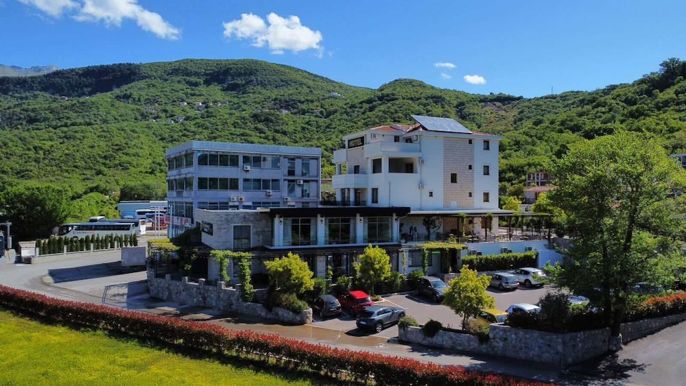 Pallada - carbon neutral hotel in Zarichne