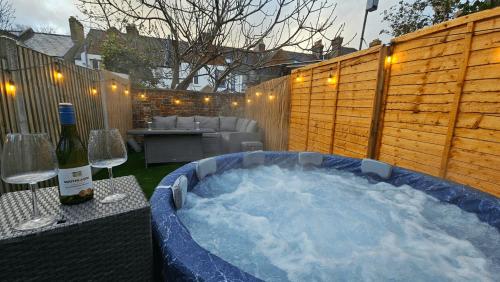 City Centre with Hot Tub 3 Bed