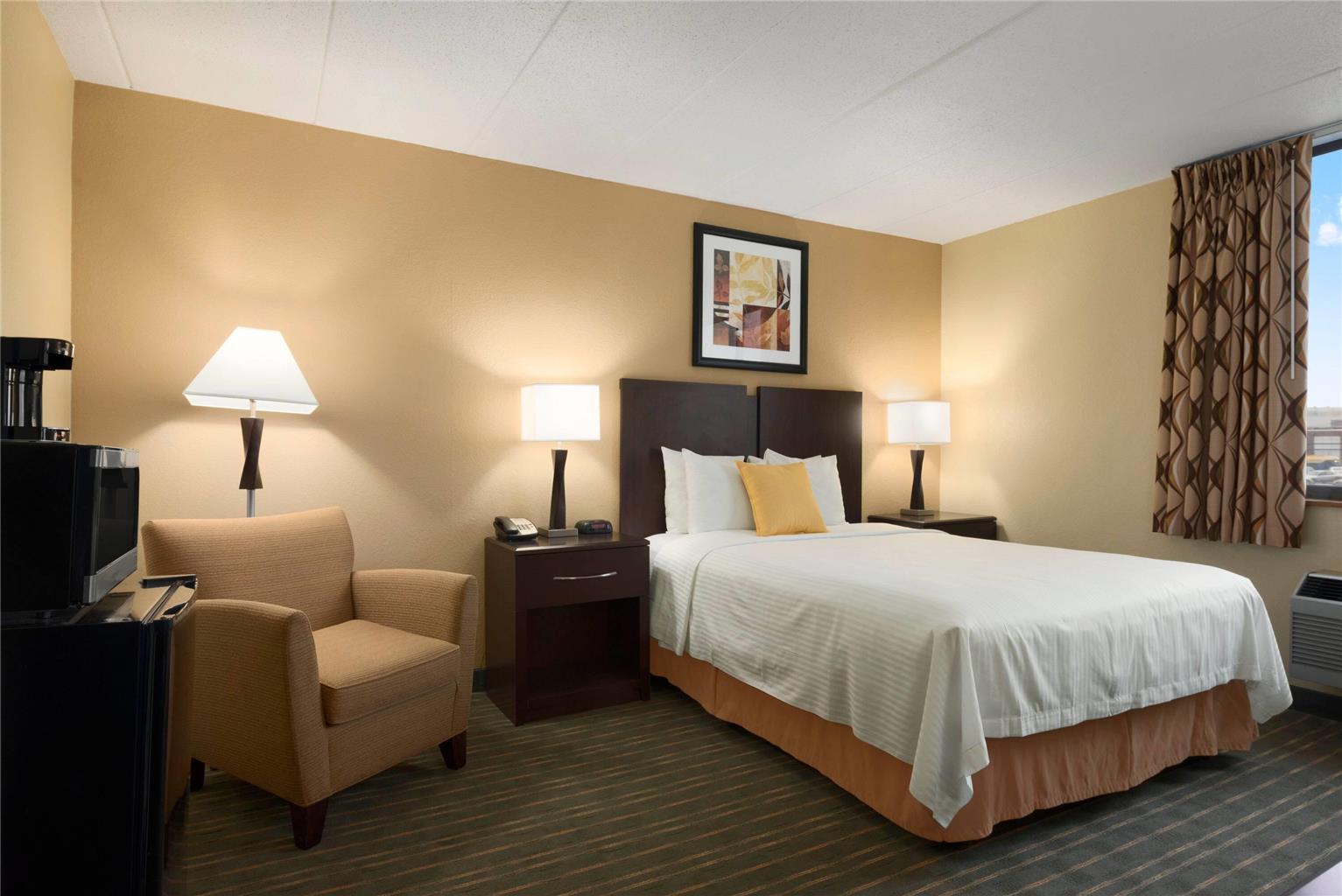 Days Hotel by Wyndham University Ave SE - photo 19