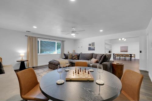 A Cozy Home Games Dogs OK — 4-Star Luxury Hotel in Cuba City, United States