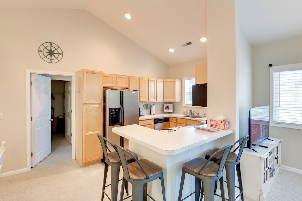 4 Mi to Beach: Lewes Townhome w Ping pong Table — 4-Star Luxury Hotel in Rehoboth Beach, United States