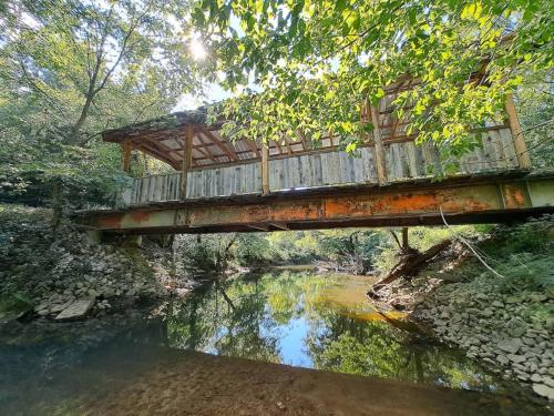 Covered Bridge Hideaway swimming hole hot tub — hotel in Stanton