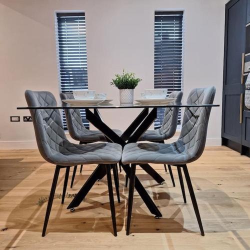 Home at Highgrove Private Garden & Parking