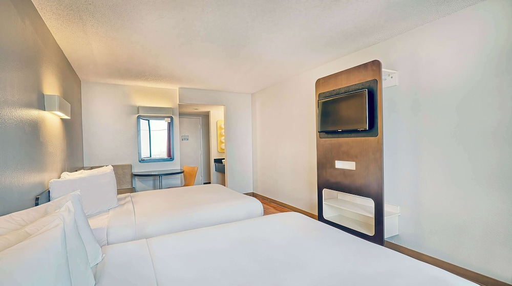 Studio 6 Suites Los Angeles CA Los Angeles LAX - photo 19