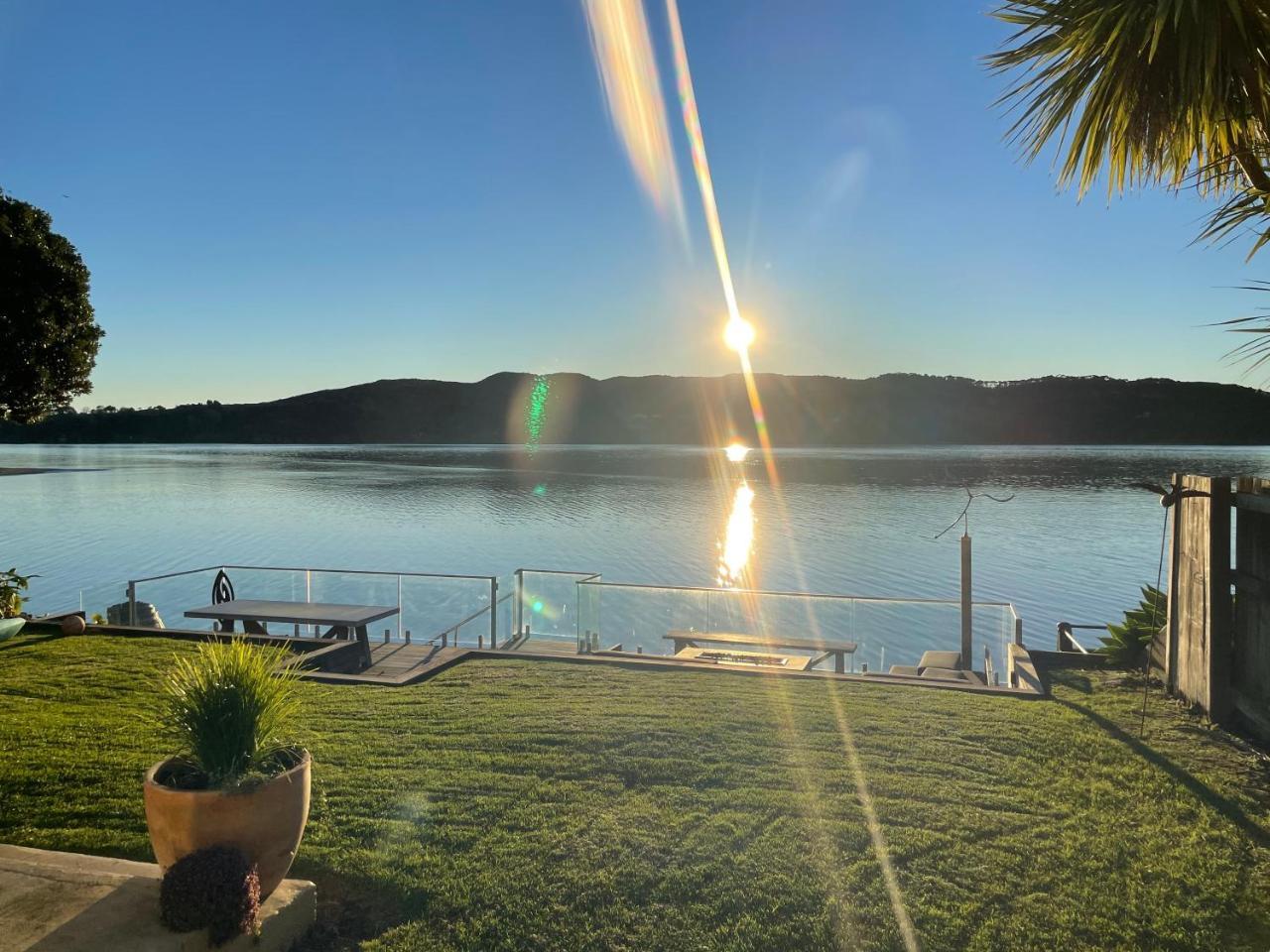 Absolute waterfront - carbon neutral hotel in Raglan