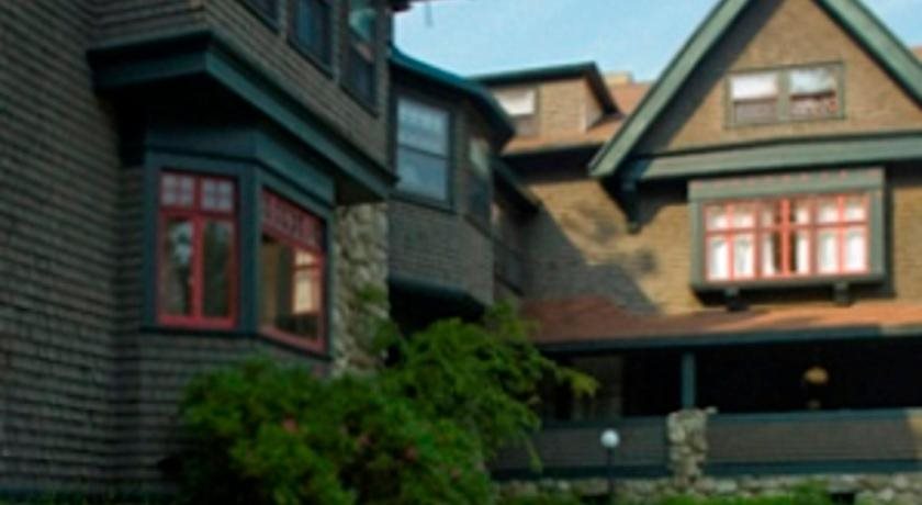 Manor Inn - carbon neutral hotel in Castine