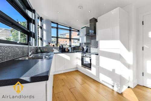 Exclusive 2 Bedroom Flat near Buckingham Palace — 4-Star Luxury Hotel in London, United Kingdom