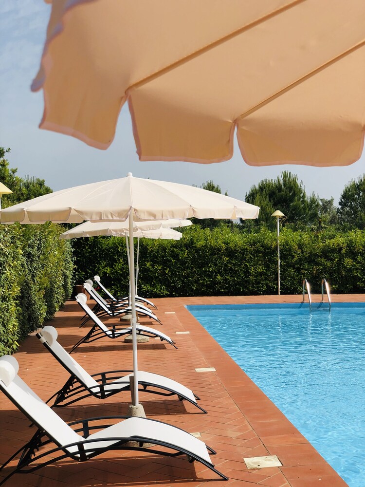 Villa Lavinia B&B — 4-Star Luxury Hotel in Montescudaio, Italy