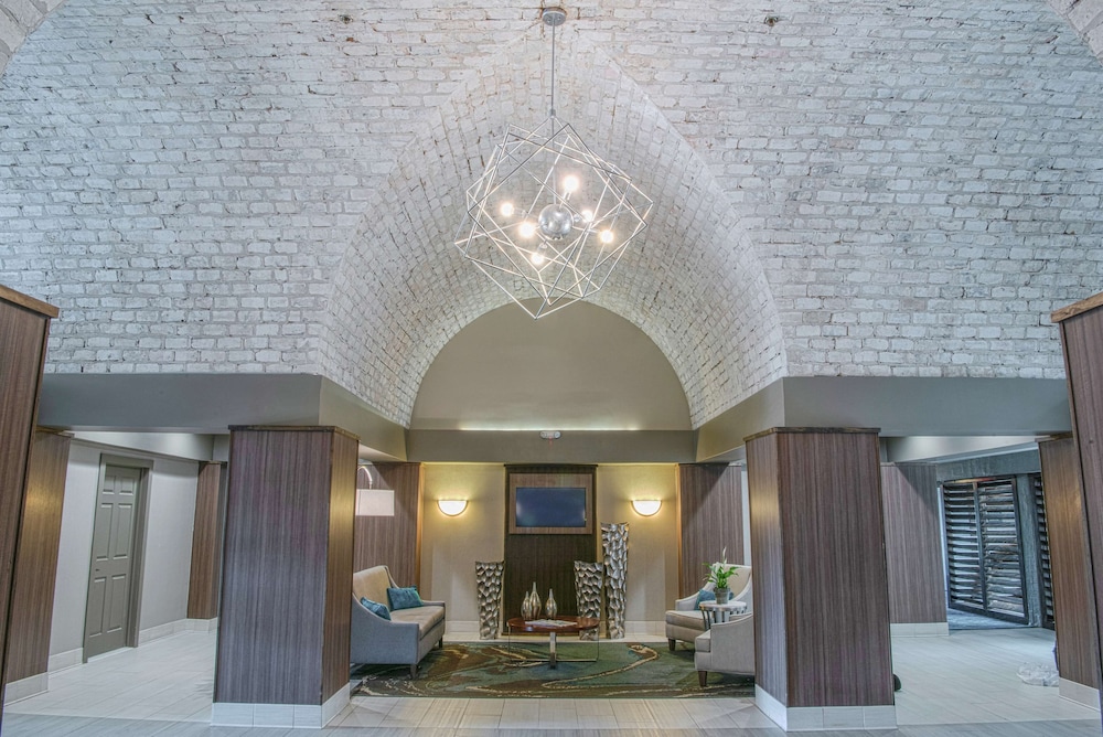 Embassy Suites by Hilton Chicago Schaumburg Woodfield - photo 4