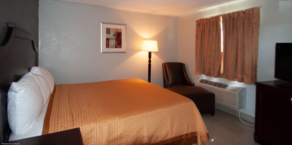 Express Inn & Suites 5 Miles from St Petersburg Clearwater Airport - photo 5