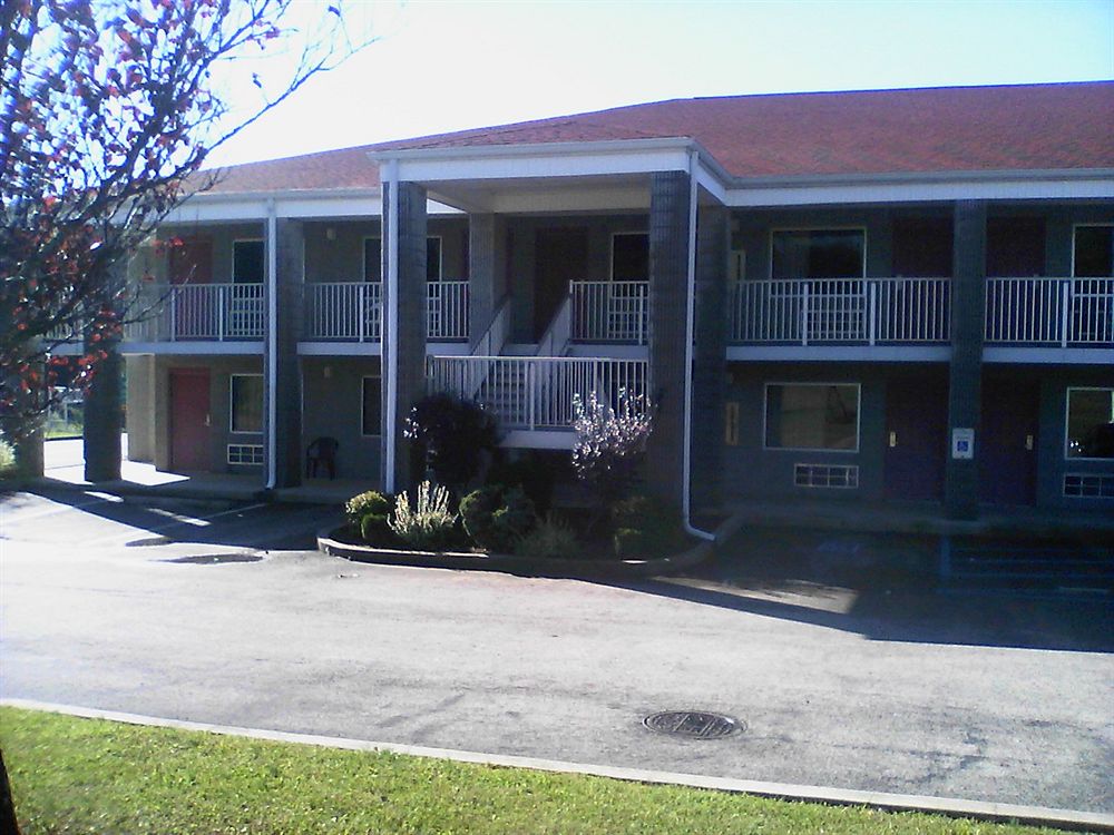 Campton Parkway Inn - photo 44
