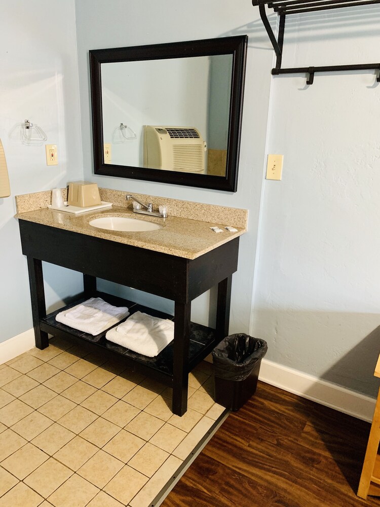 Deluxe Inn - photo 9
