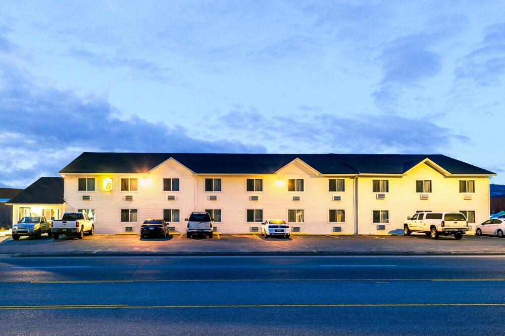 Super 8 by Wyndham Sheridan - featured photo