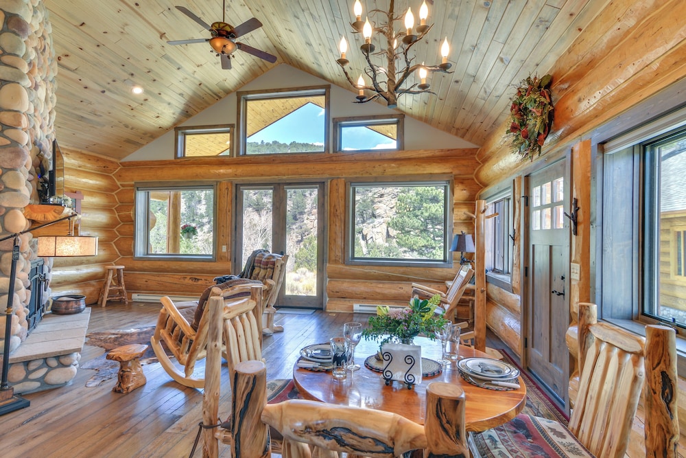 Cozy Riverfront Cabin about 1 Mi To Buena Vista — 4-Star Luxury Hotel in Buena Vista, United States