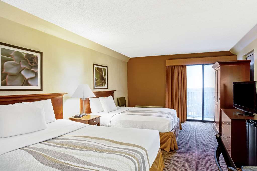 La Quinta Inn & Suites by Wyndham Stamford New York City - photo 37