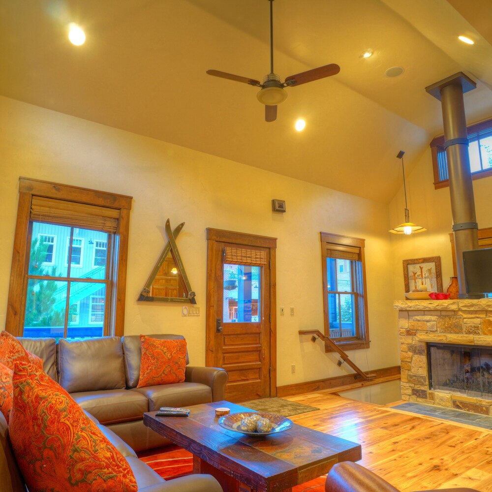 Abode at Town Lift in Bridgeport, United States