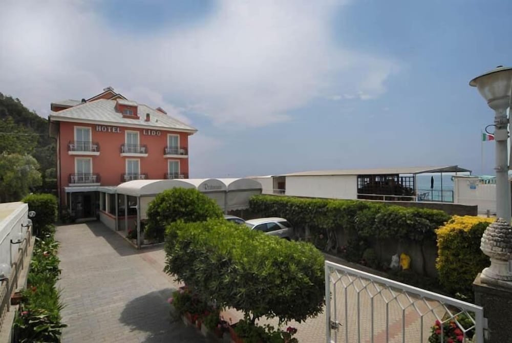 Hotel Ristorante Lido — 4-Star Luxury Hotel in Framura, Italy