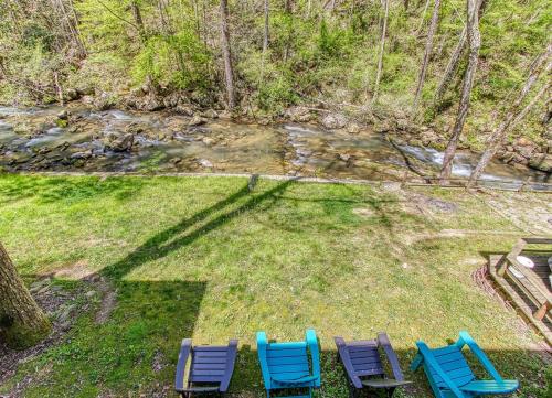 Stream On On The River Hot Tub Game Room 560 FREE tickets each paid day — 4-Star Luxury Hotel in Sevierville, United States