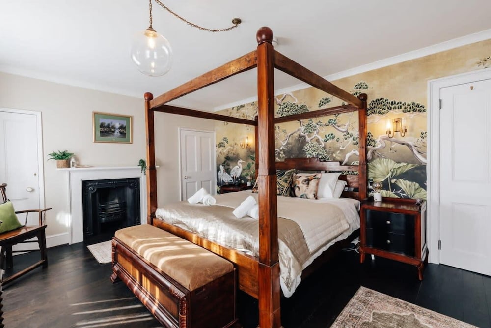 Central Townhouse with Garden & Free Parking — 4-Star Luxury Hotel in Bath, United Kingdom