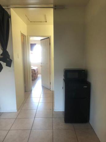 Crown Inn & Suites - photo 2
