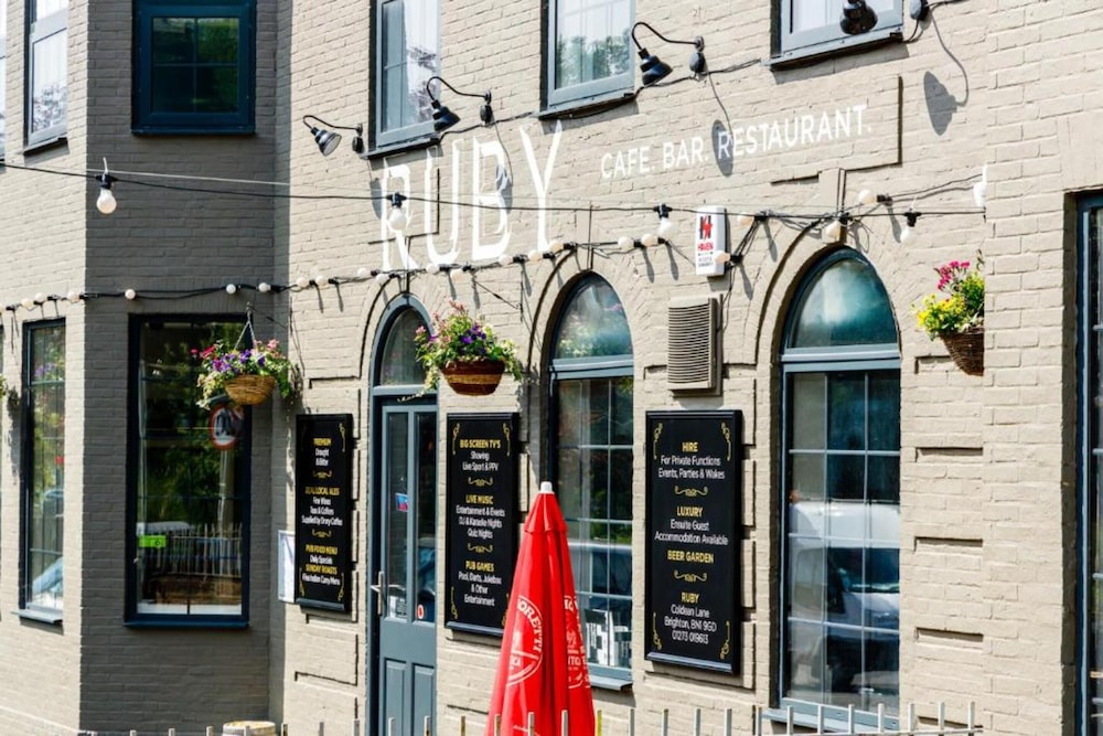 Oyo Ruby Pub & Hotel in Brighton, United Kingdom