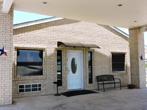 Riata Inn - carbon neutral hotel in Rankin