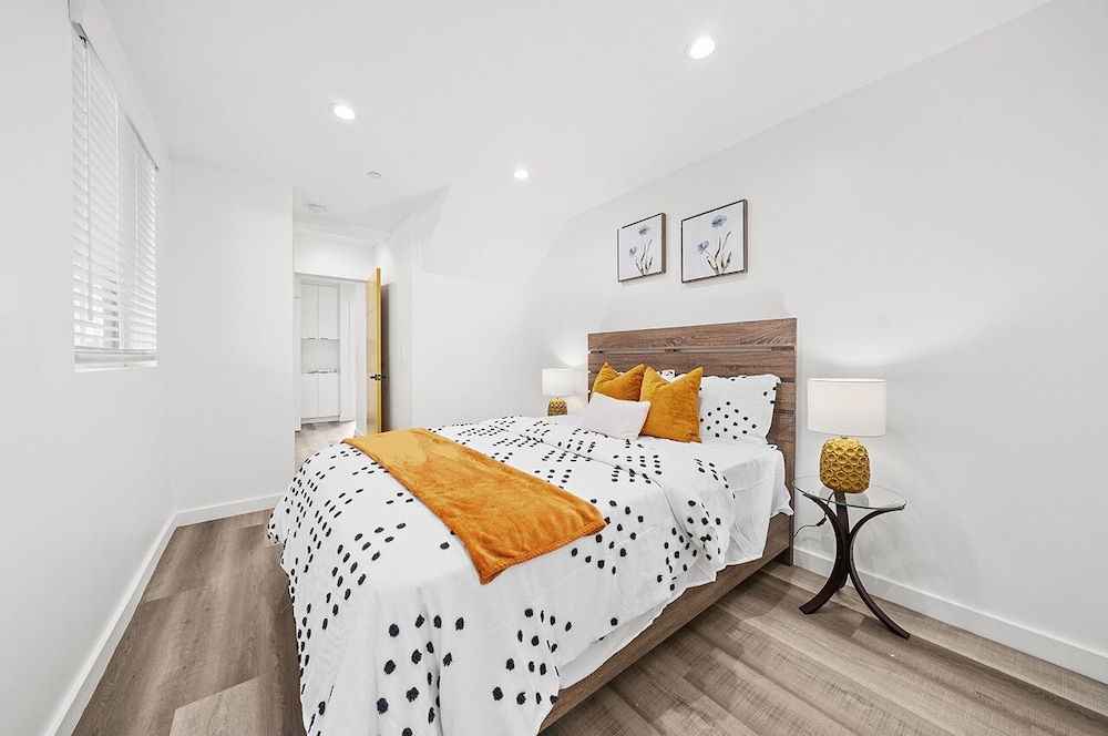Downtown LA Stylish Bedrooms - photo 3