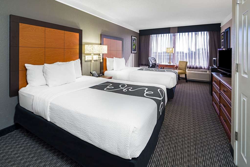 La Quinta Inn & Suites by Wyndham Buena Park - photo 20