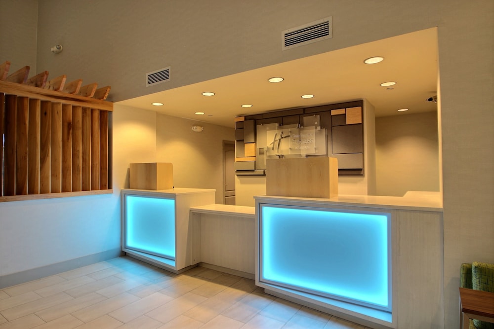 Holiday Inn Express Hotel & Suites Milwaukee Airport by IHG - photo 4
