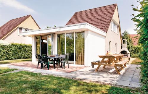 Beautiful home in Vlagtwedde with Indoor swimming pool WiFi and 3 Bedrooms — 4-Star Luxury Hotel in Vlagtwedde, Netherlands