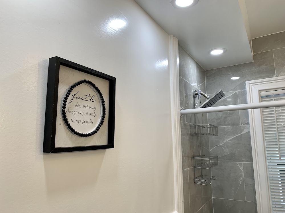 The Horseshoe Falls Villa 6BR Free Parking Minutes From Falls & Casino - photo 22