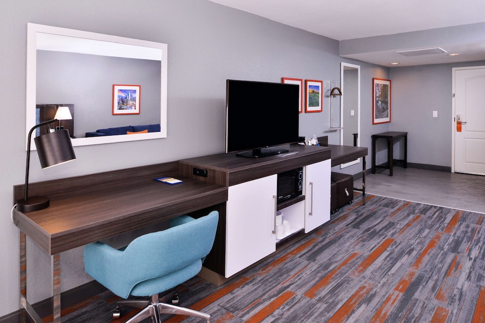 Hampton Inn & Suites Legacy Park Frisco - photo 16