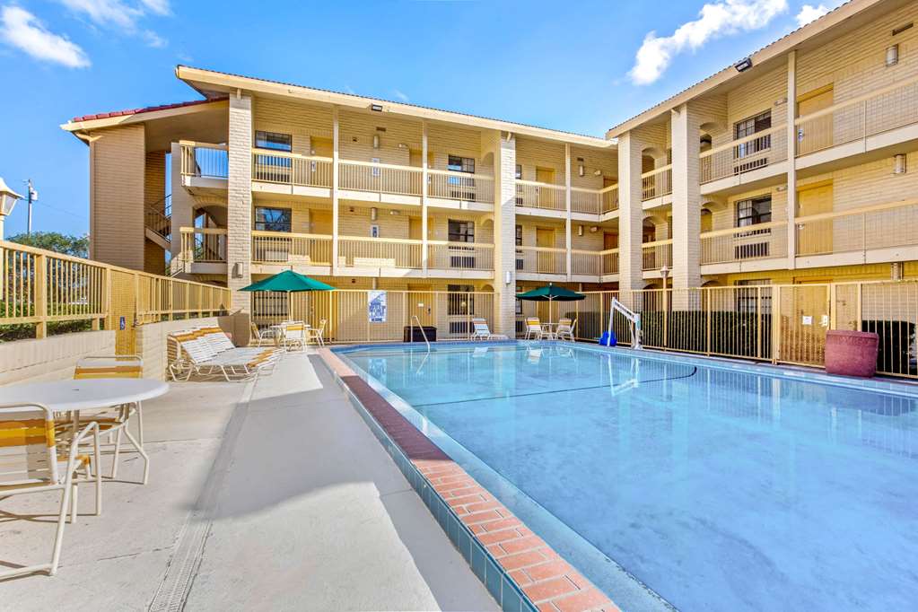La Quinta Inn Tampa Bay Pinellas Park Clearwater - photo 11