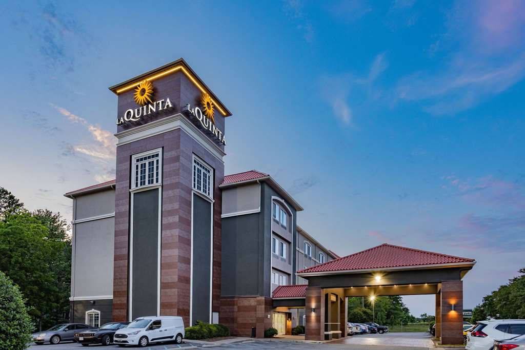 La Quinta Inn & Suites by Wyndham Norfolk - photo 3