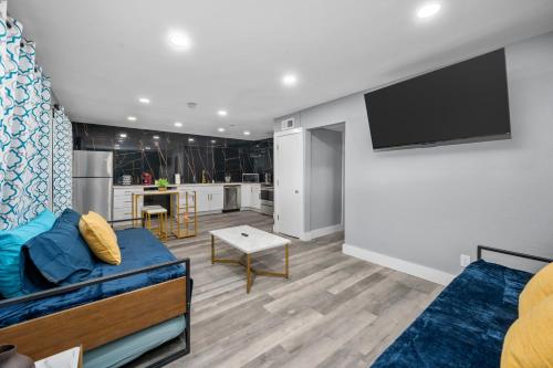 Chic Heights Retreat with Pool and Free Parking — 4-Star Luxury Hotel in Houston, United States
