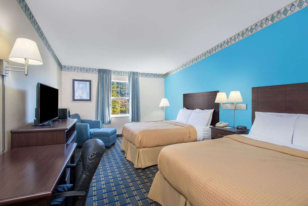 Days Inn by Wyndham Roanoke Hollins Near I 81 - photo 7